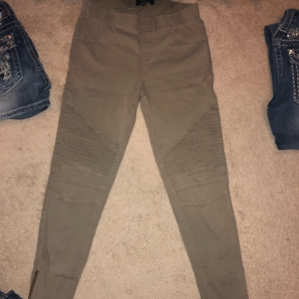 Women’s Beulah kaki capris with zippers. Size M.